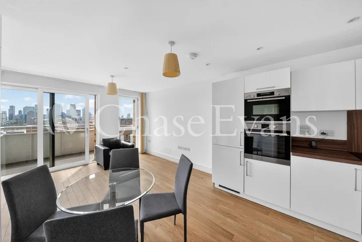 Flat Hannaford Walk in Greater London
