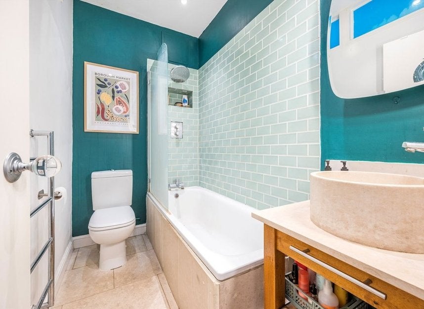 Flat Caxton Road in Greater London