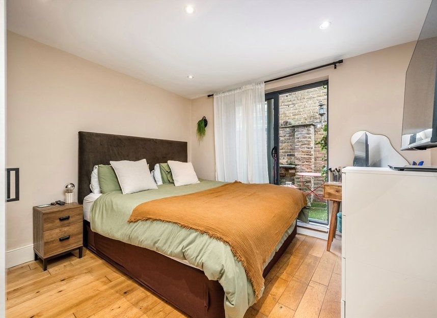 Flat Caxton Road in Greater London