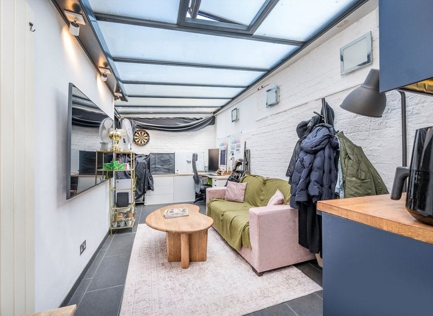 Flat Caxton Road in Greater London