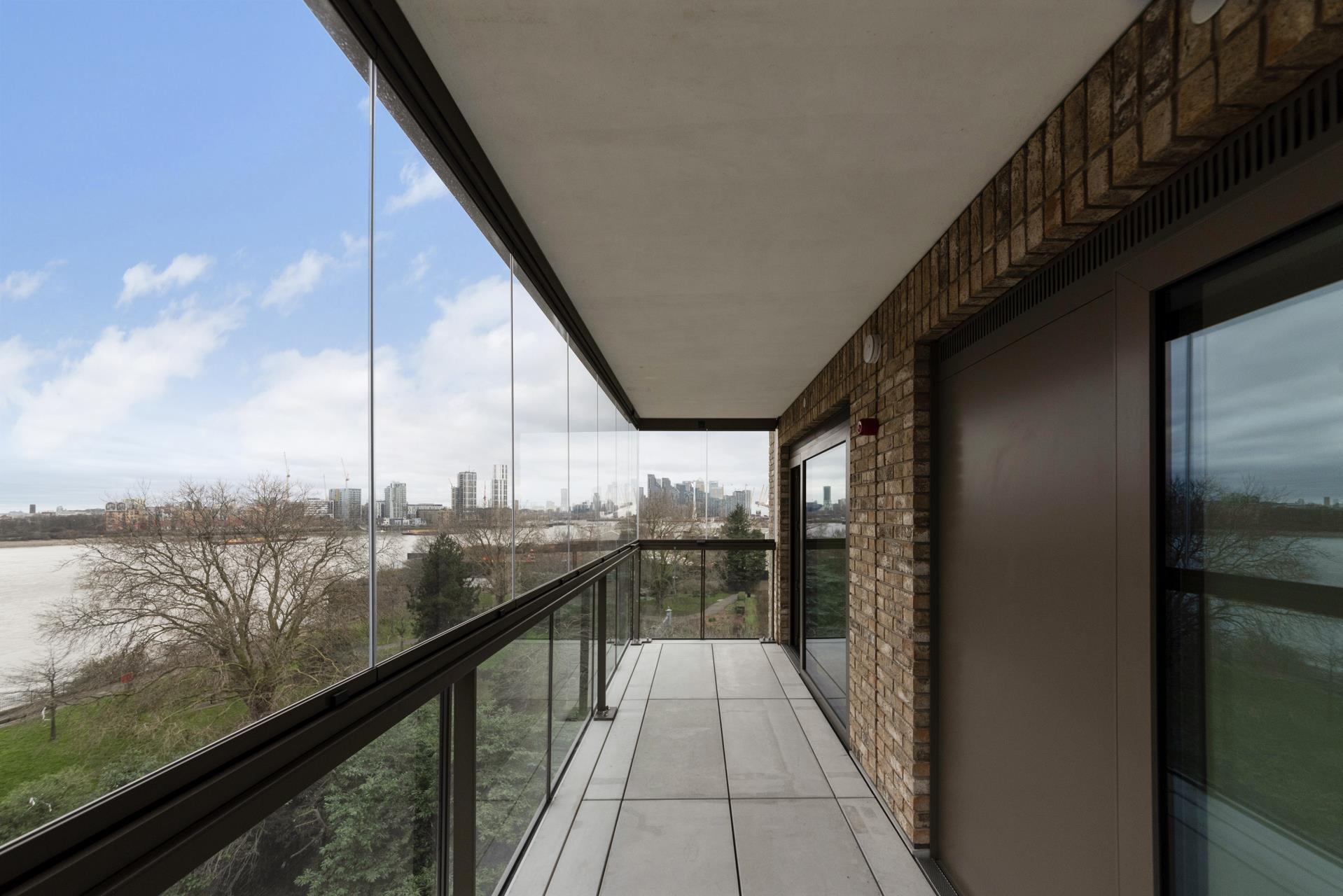 Flat Royal Crest Avenue in Greater London