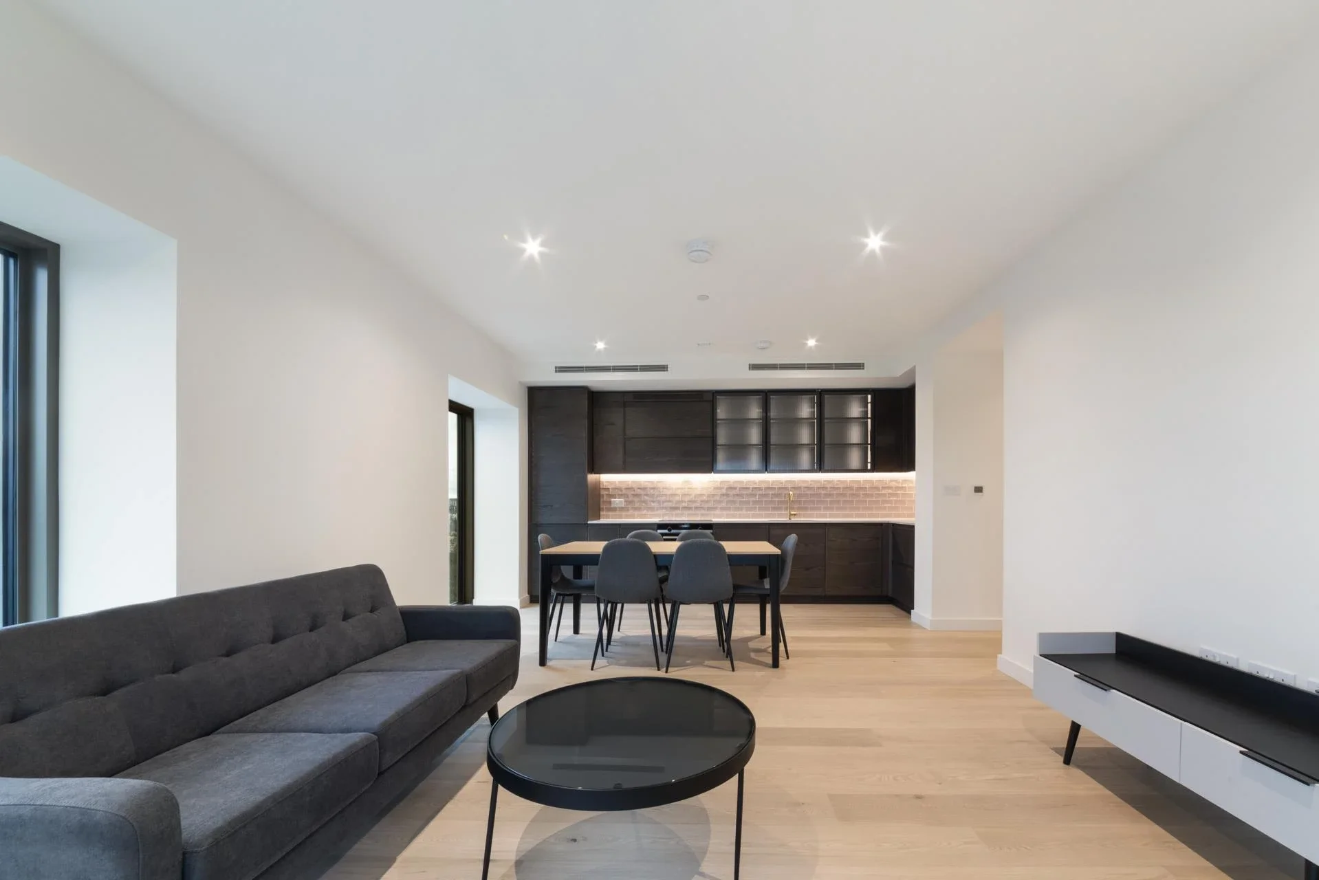 Flat Royal Crest Avenue in Greater London