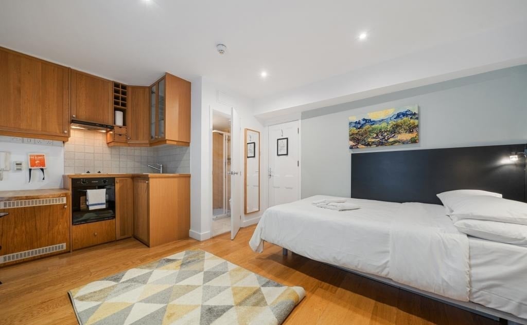 Flat Cartwright Gardens in Greater London