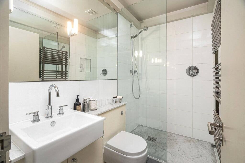 Flat Onslow Gardens in Greater London