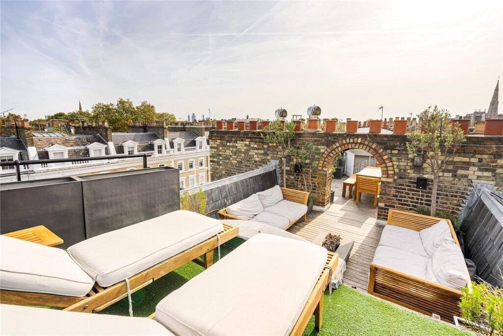 Flat Onslow Gardens in Greater London