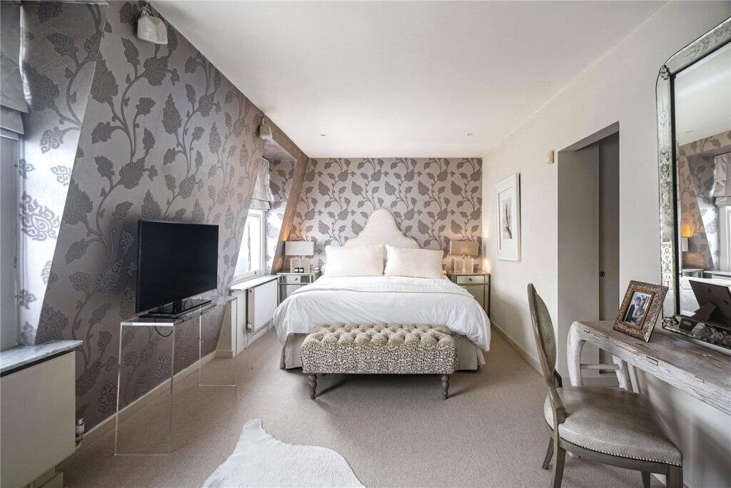 Flat Onslow Gardens in Greater London