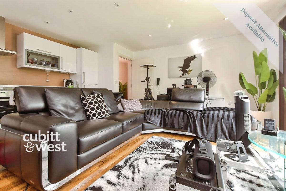 Flat Wheatcroft Court in Greater London