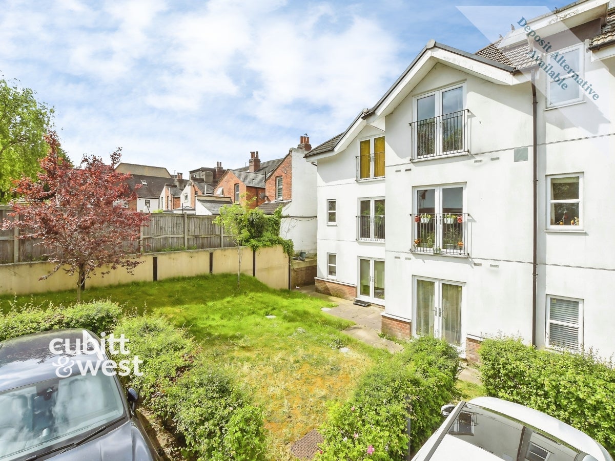 Flat Wheatcroft Court in Greater London