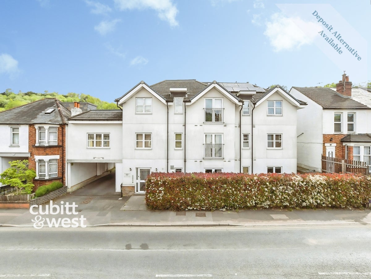 Flat Wheatcroft Court in Greater London
