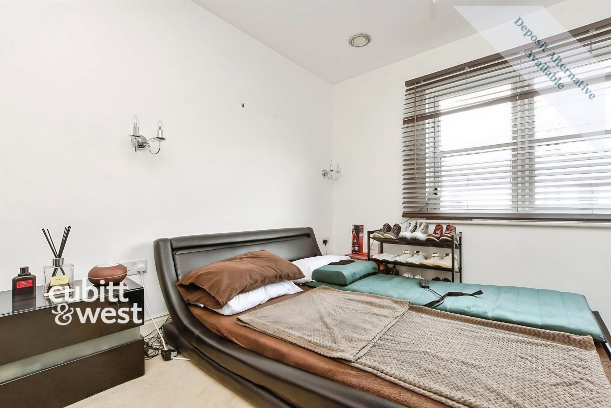 Flat Wheatcroft Court in Greater London