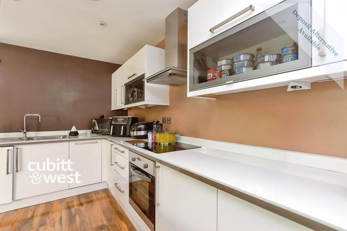 Flat Wheatcroft Court in Greater London