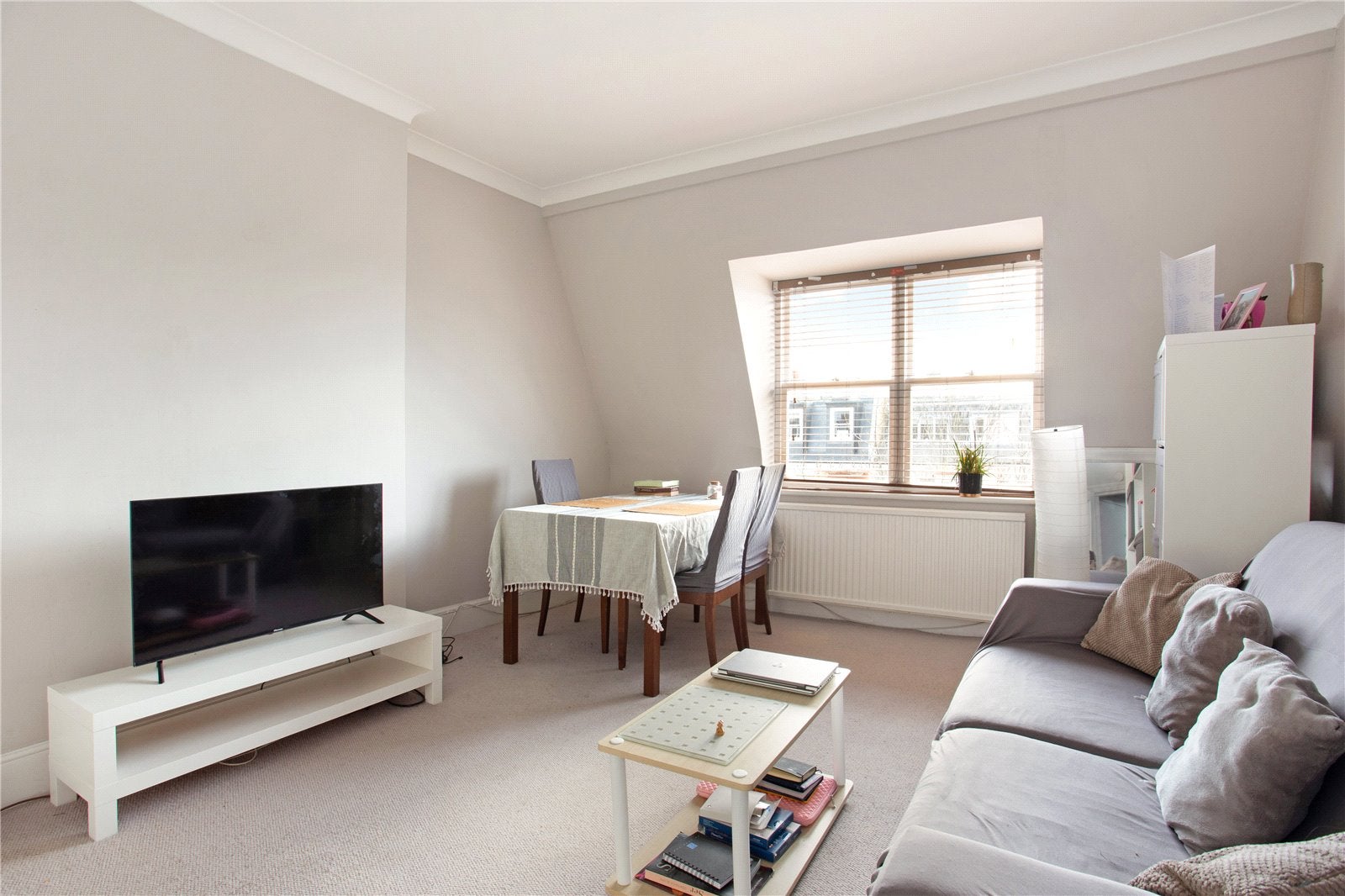 Flat Sinclair Road in Greater London