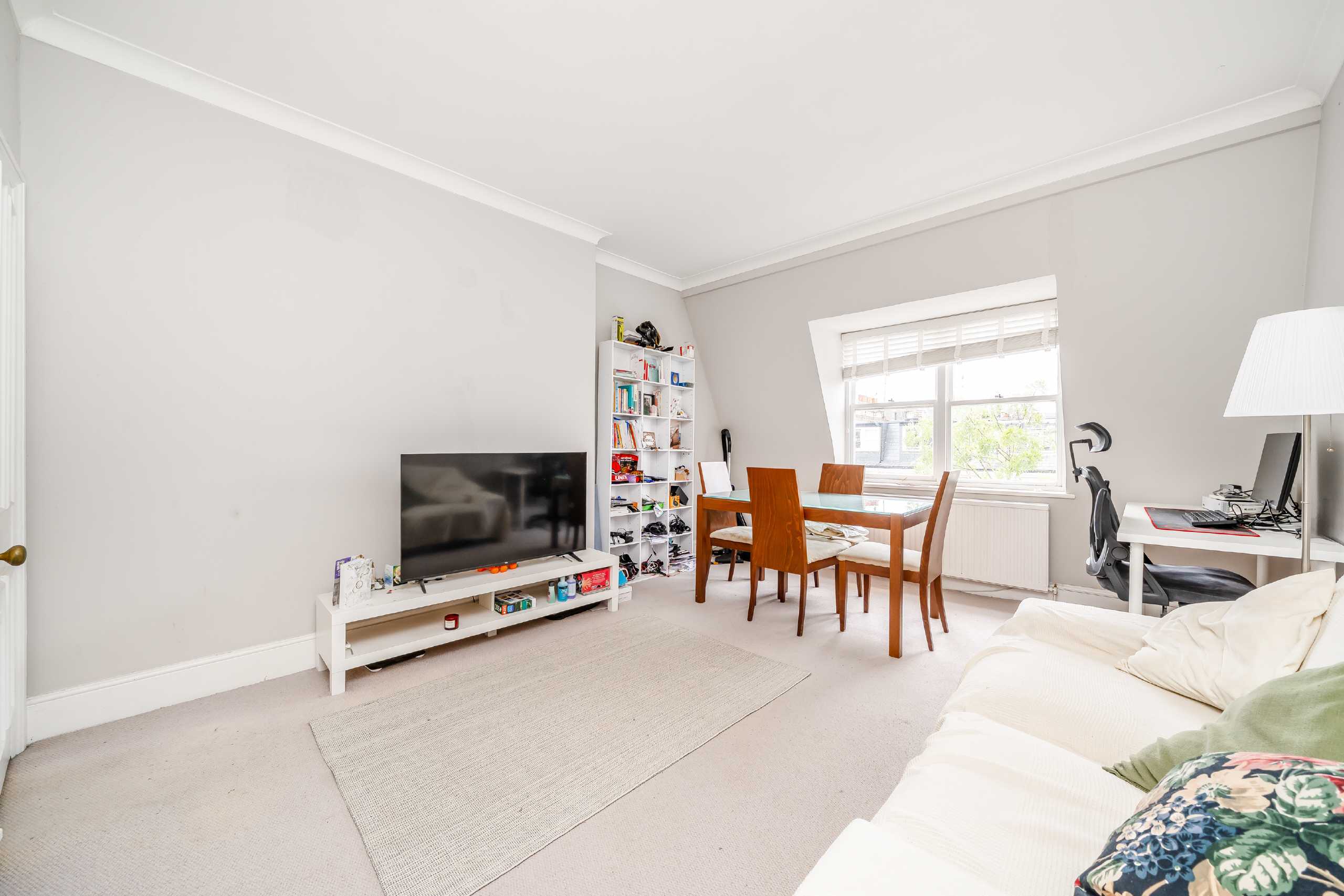 Flat Sinclair Road in Greater London