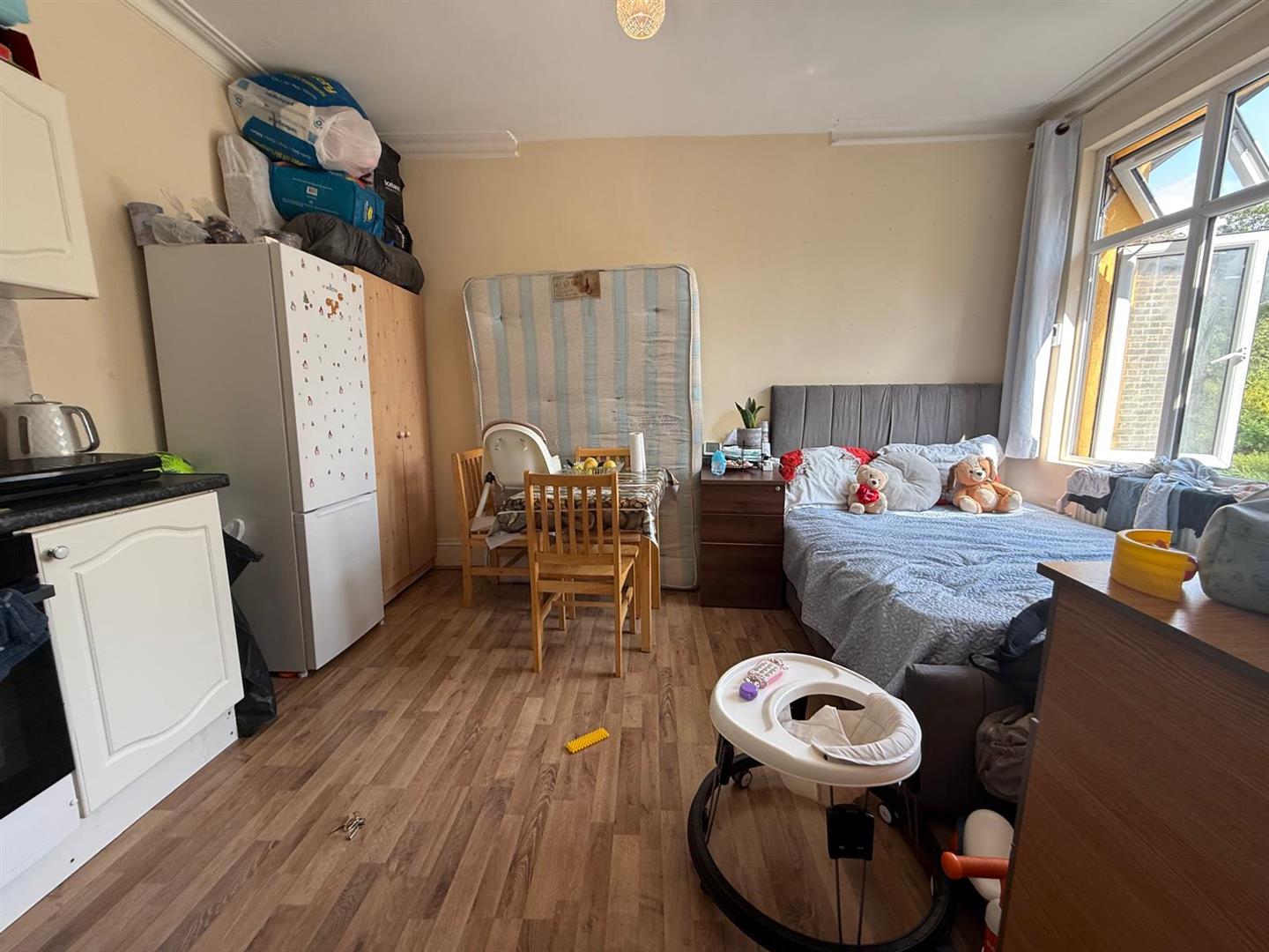 Flat Kelvin Avenue in Greater London