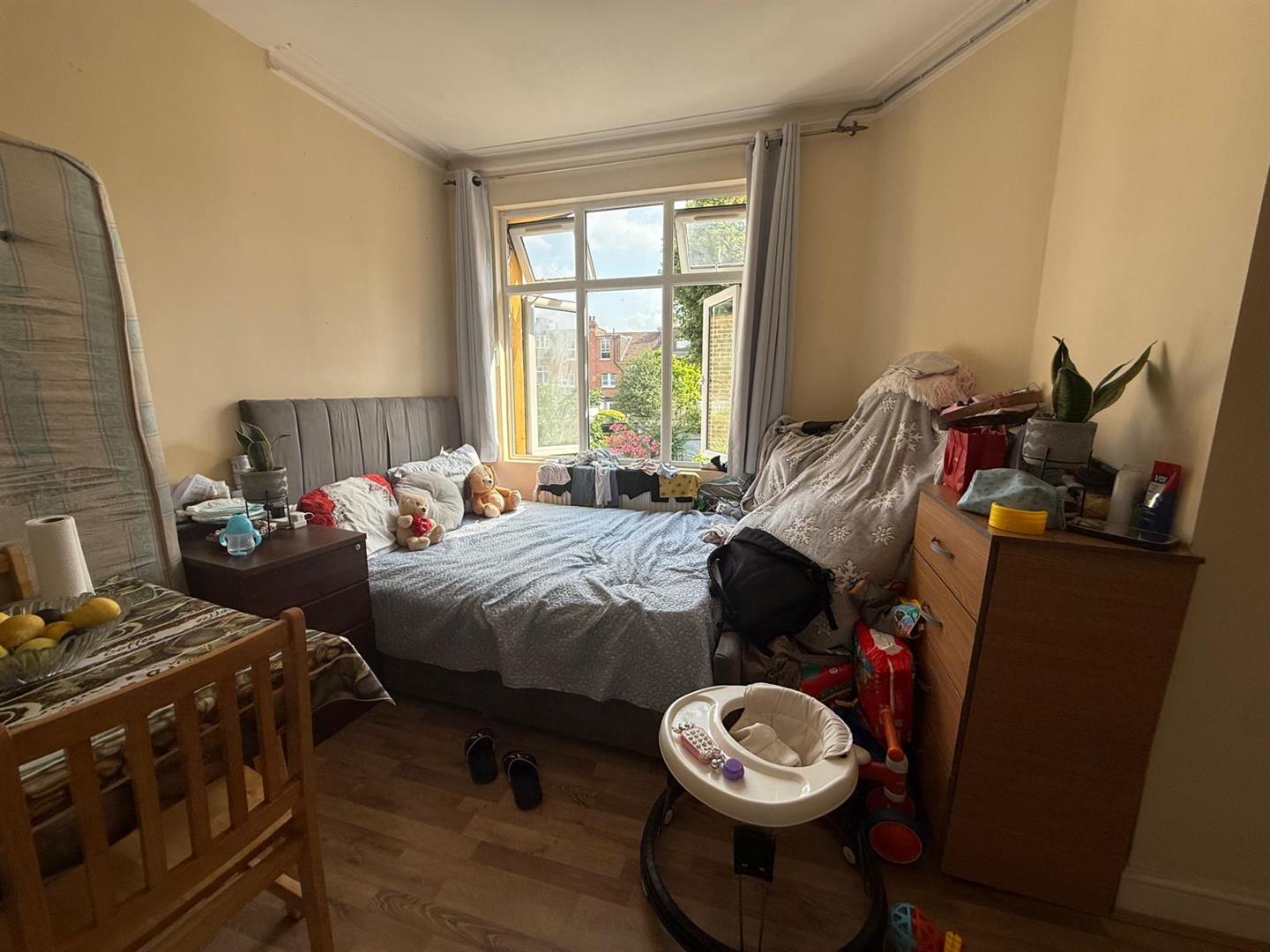 Flat Kelvin Avenue in Greater London
