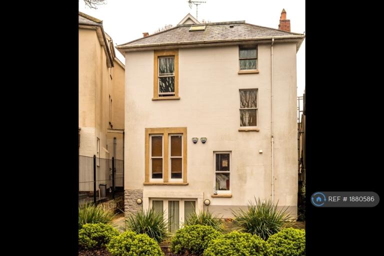 Flat Queens Avenue in Bristol