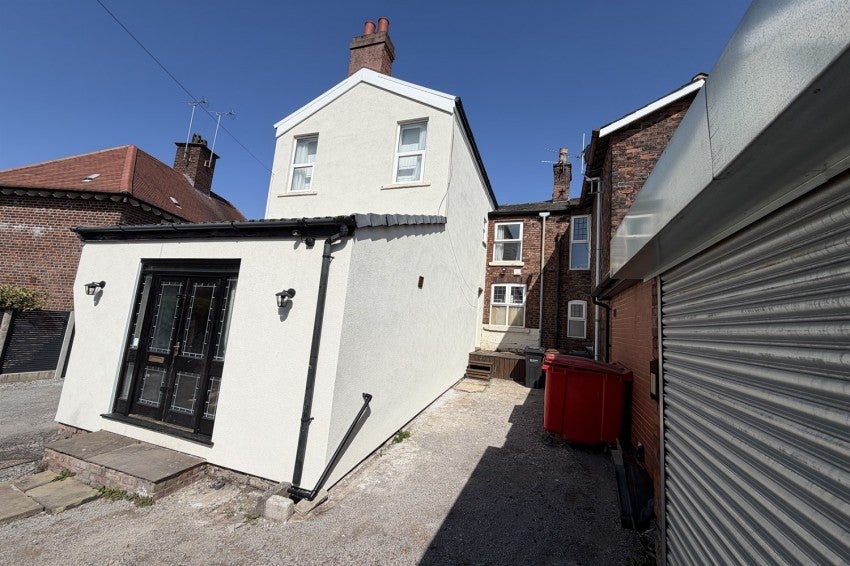 Flat Ravenoak Road in Cheadle Hulme