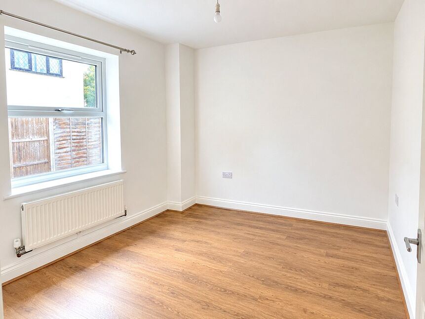 Flat Newman Road in Greater London