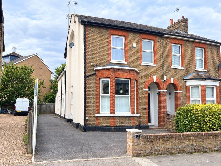 Flat Newman Road in Greater London