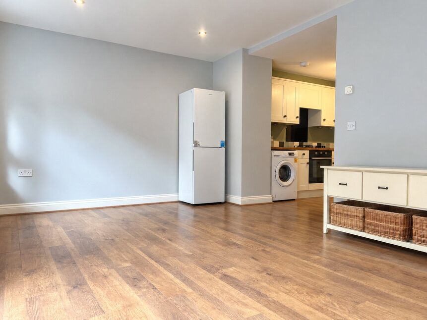 Flat Newman Road in Greater London