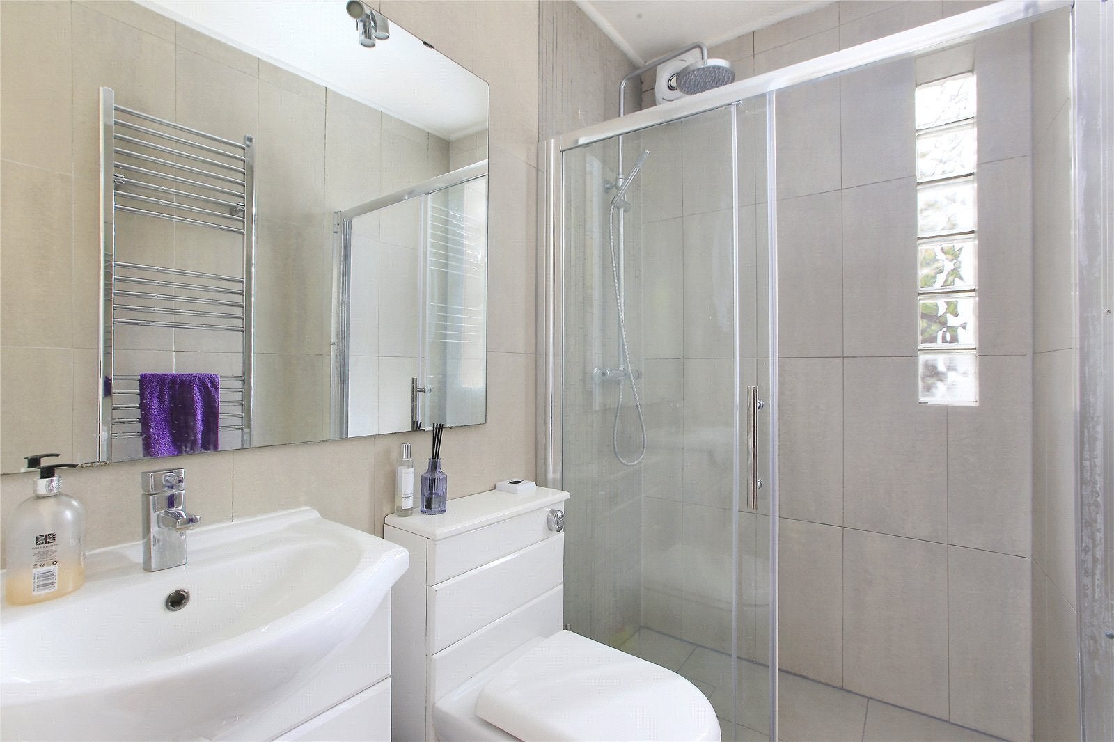 Flat Hetherington Road in Greater London