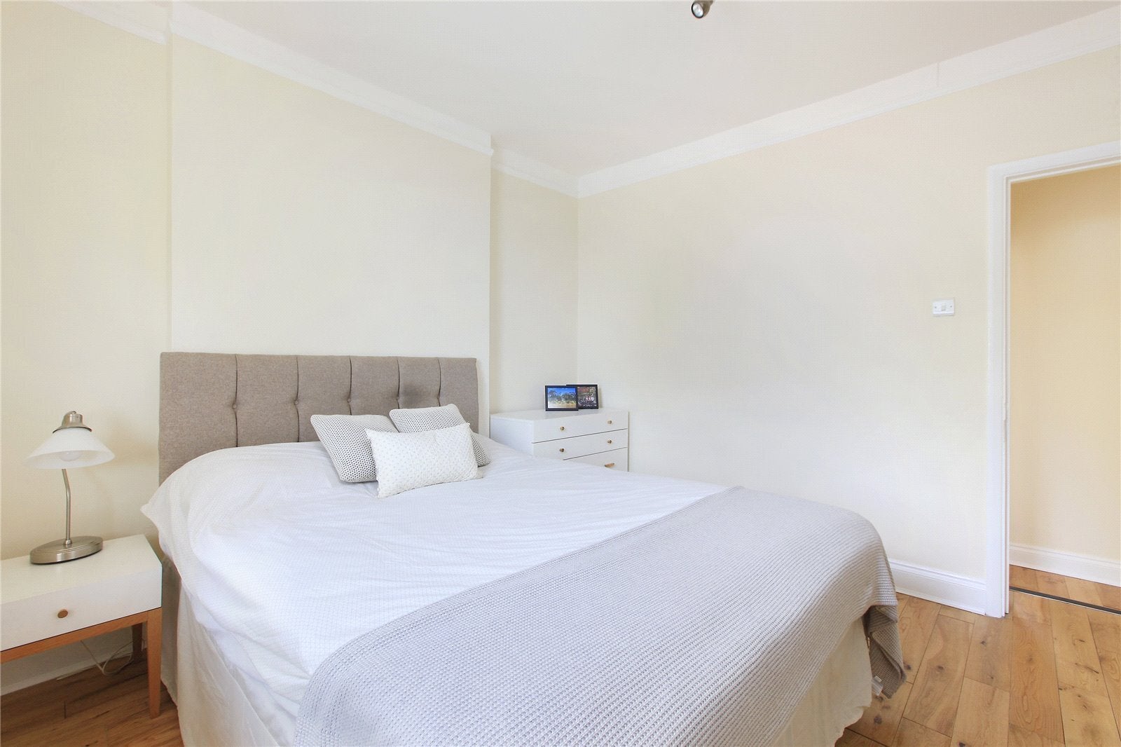 Flat Hetherington Road in Greater London