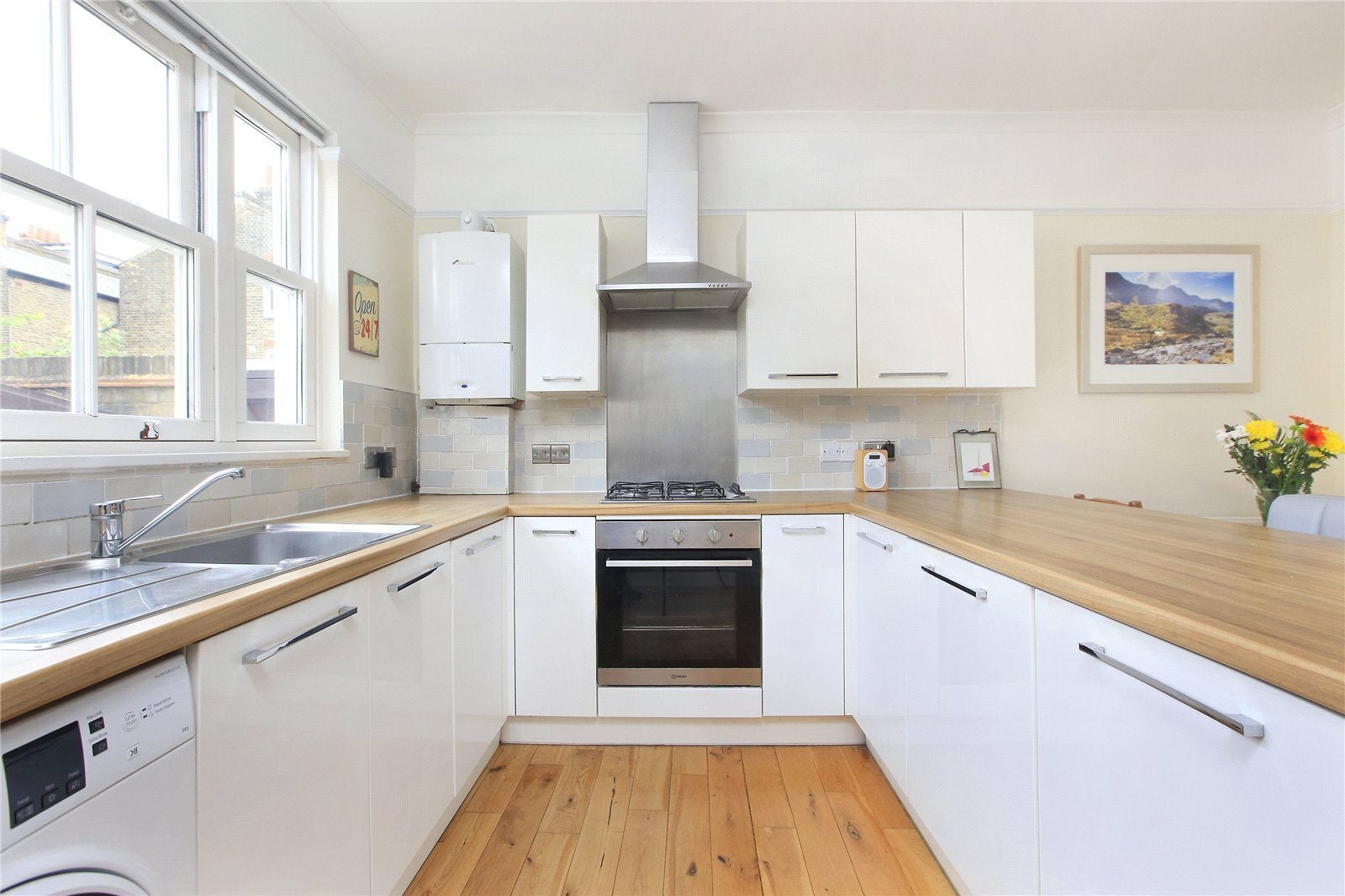 Flat Hetherington Road in Greater London