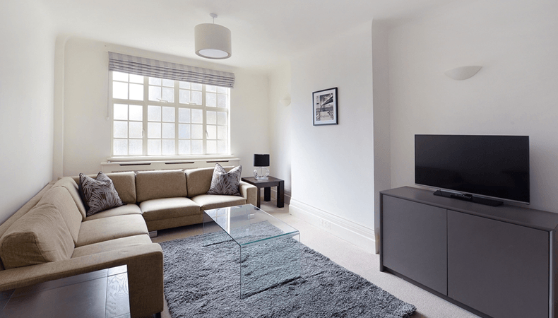 Flat Sutton Court Road in Greater London