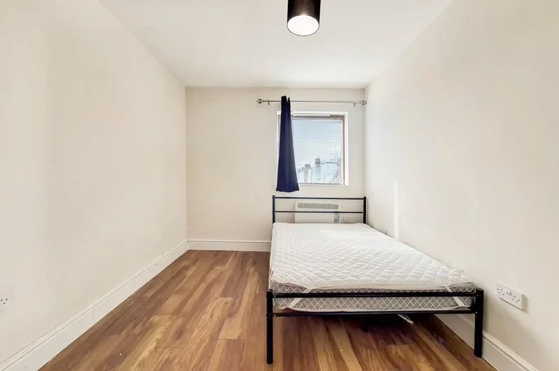 Room Chingford Mount Road in Greater London