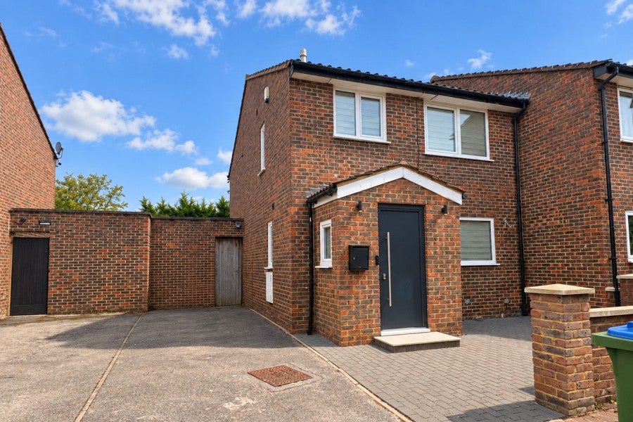 House Ambleside Avenue in Walton-on-Thames