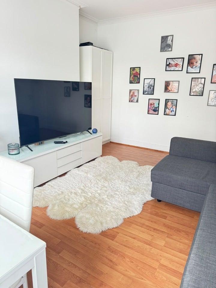 Flat Greenhill Way in Greater London