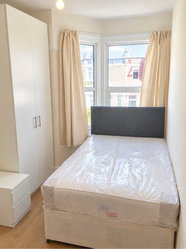 Room Cranbrook Park in Greater London