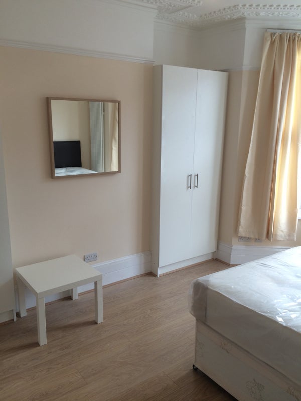 Room Cranbrook Park in Greater London