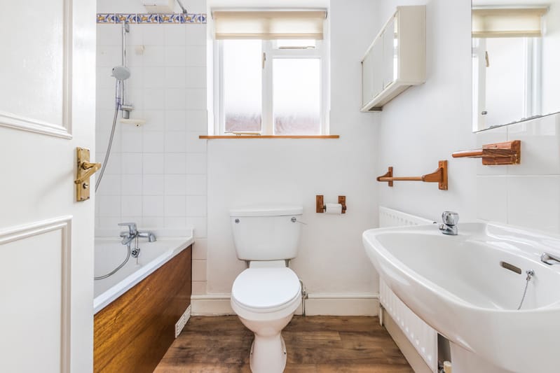 Flat Gayford Road in Greater London