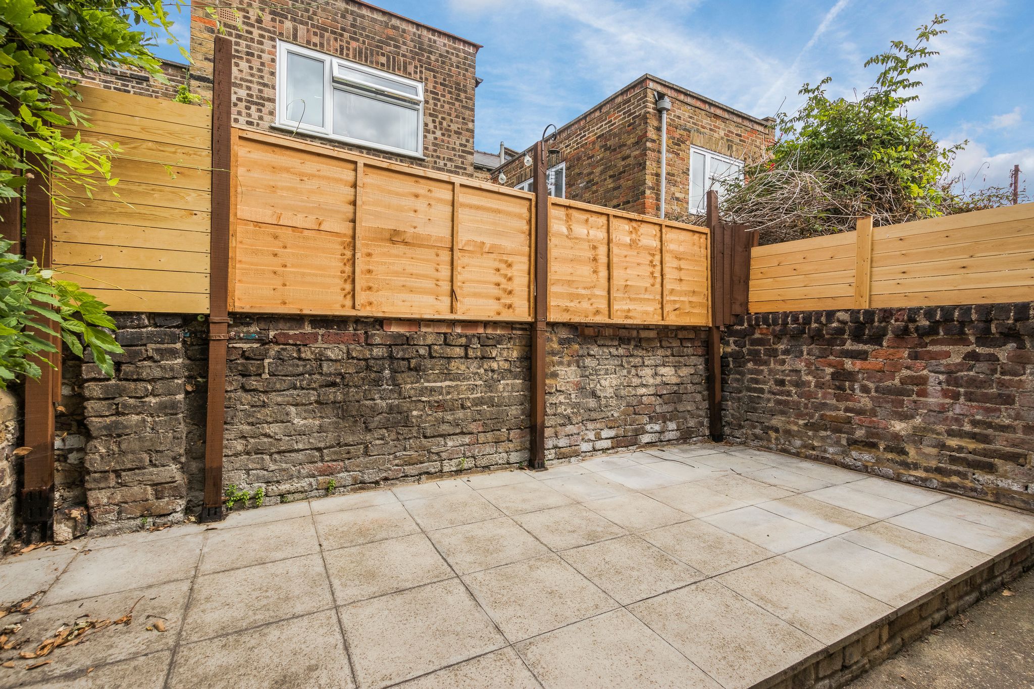 Flat Gayford Road in Greater London