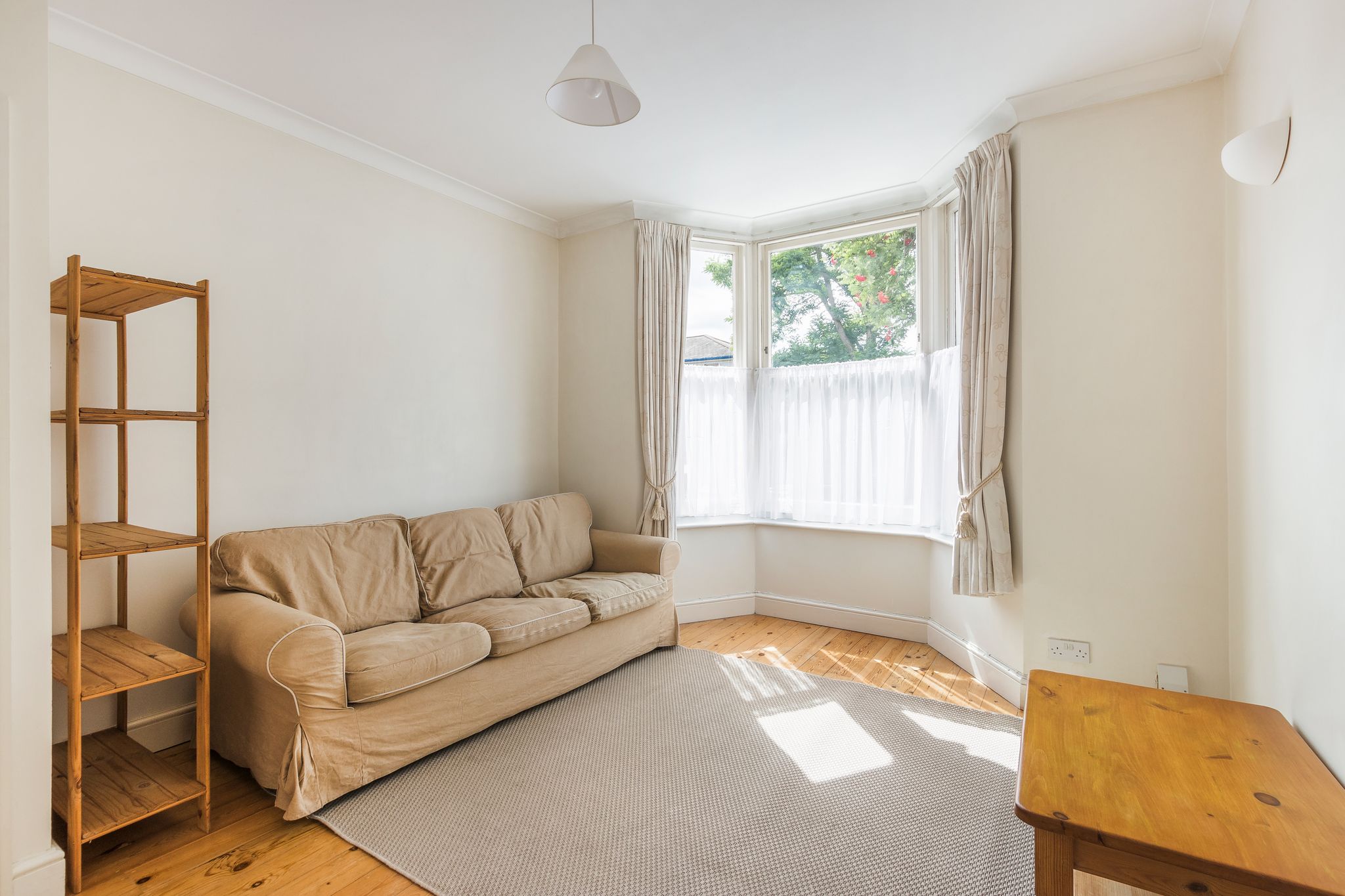 Flat Gayford Road in Greater London
