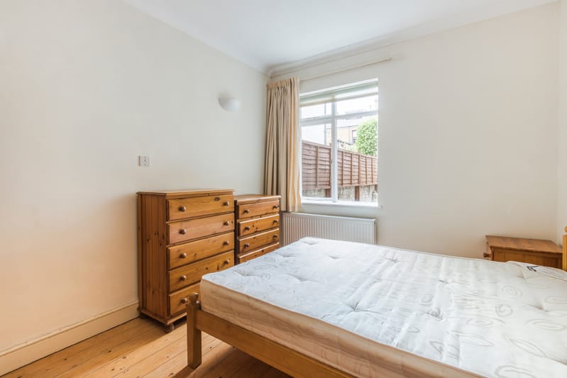 Flat Gayford Road in Greater London