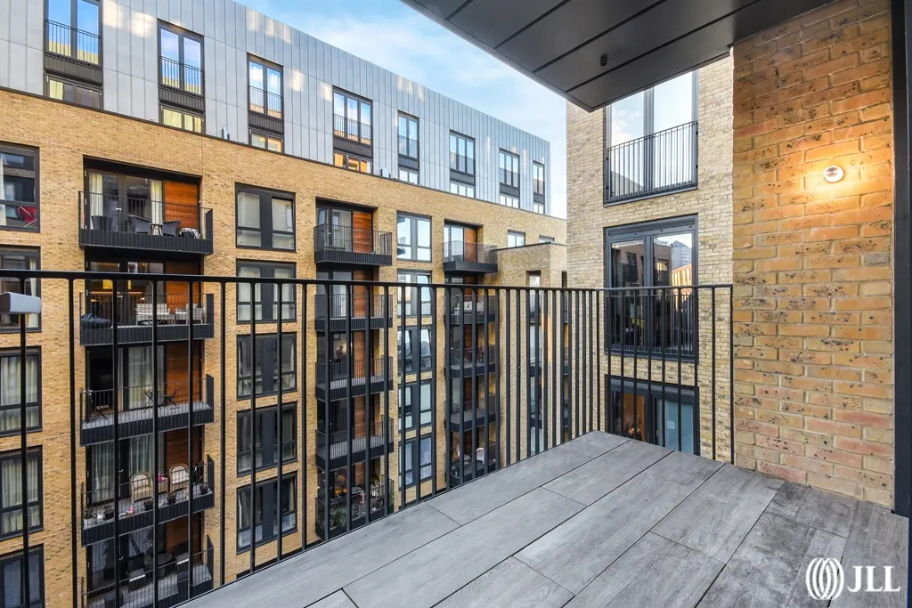 Flat Bellwether Lane in Greater London