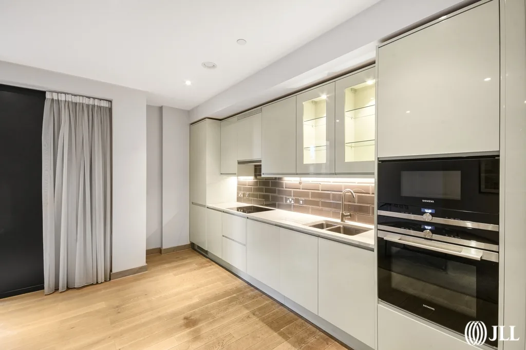 Flat Bellwether Lane in Greater London