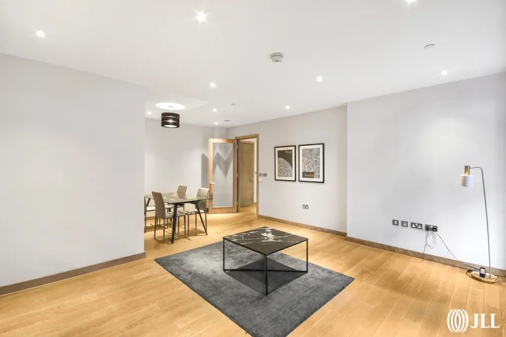 Flat Bellwether Lane in Greater London