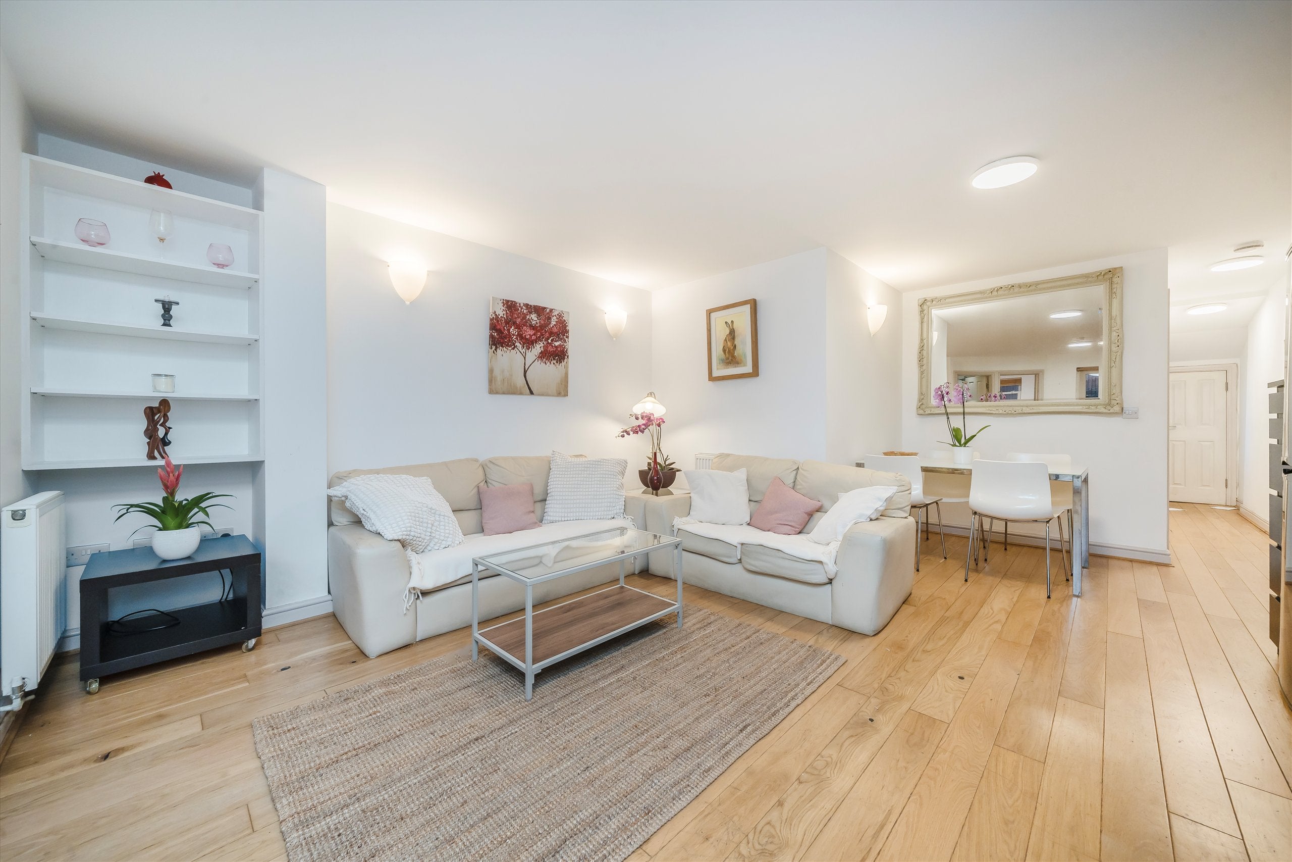 Flat Tadmor Street in Greater London