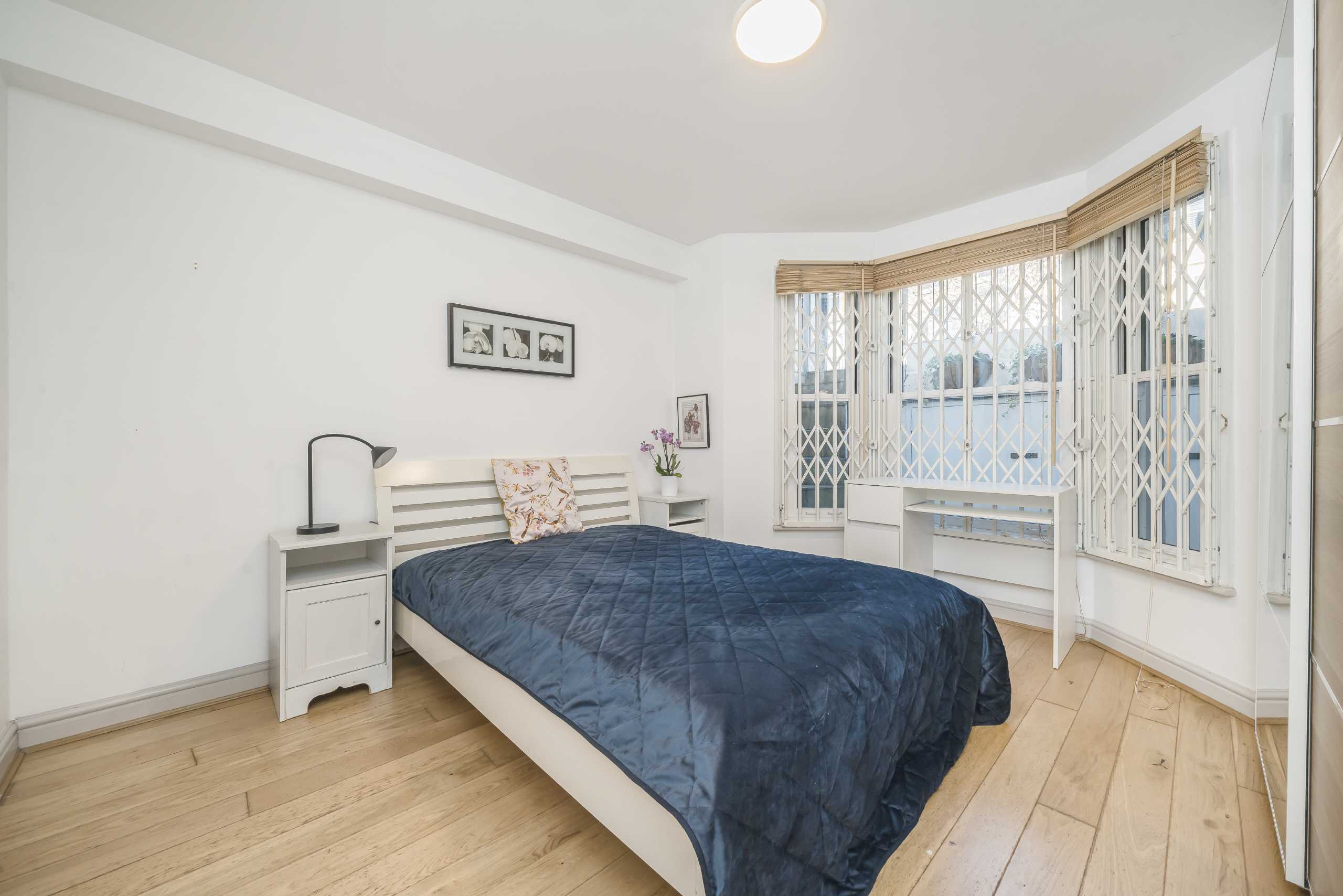 Flat Tadmor Street in Greater London