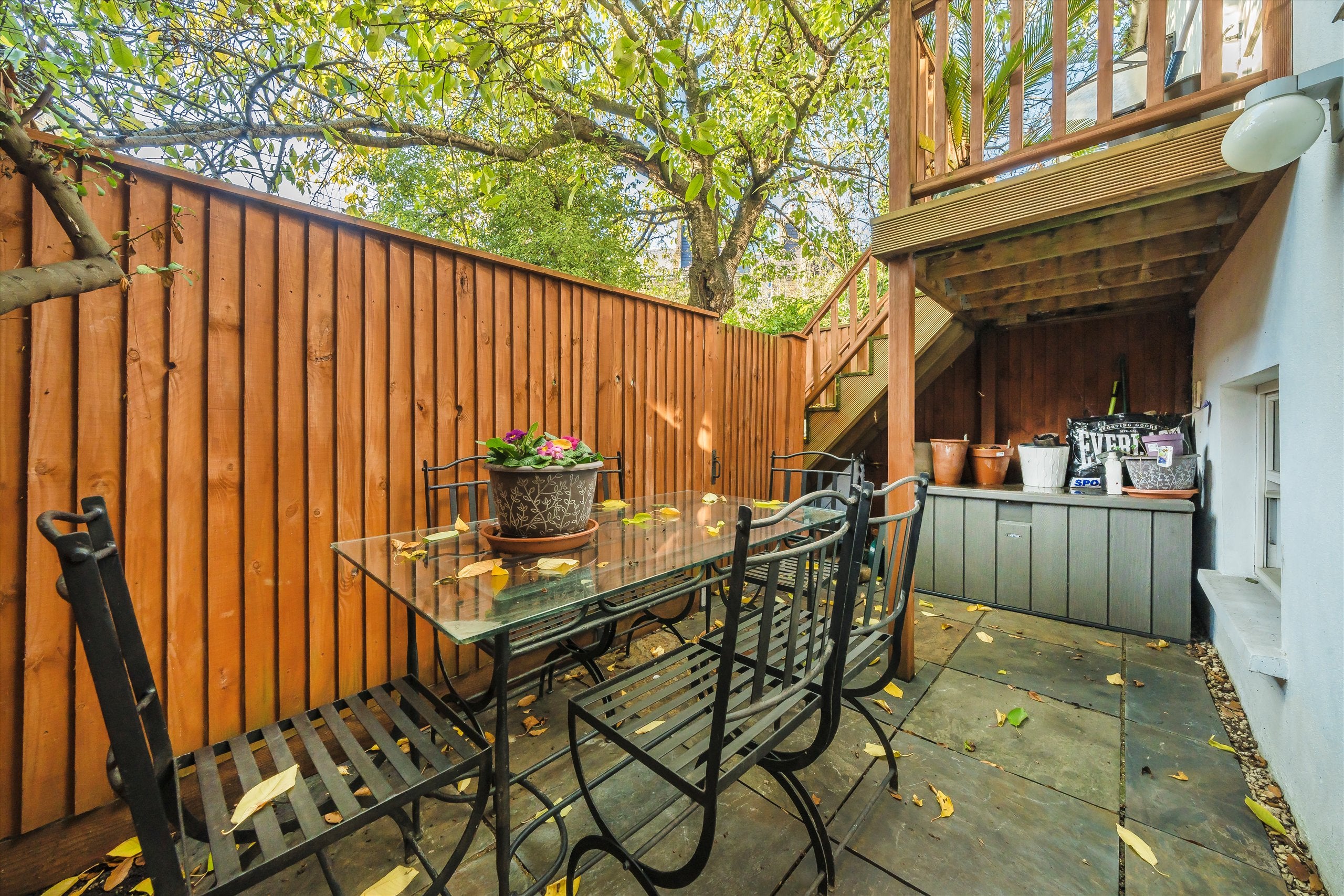 Flat Tadmor Street in Greater London