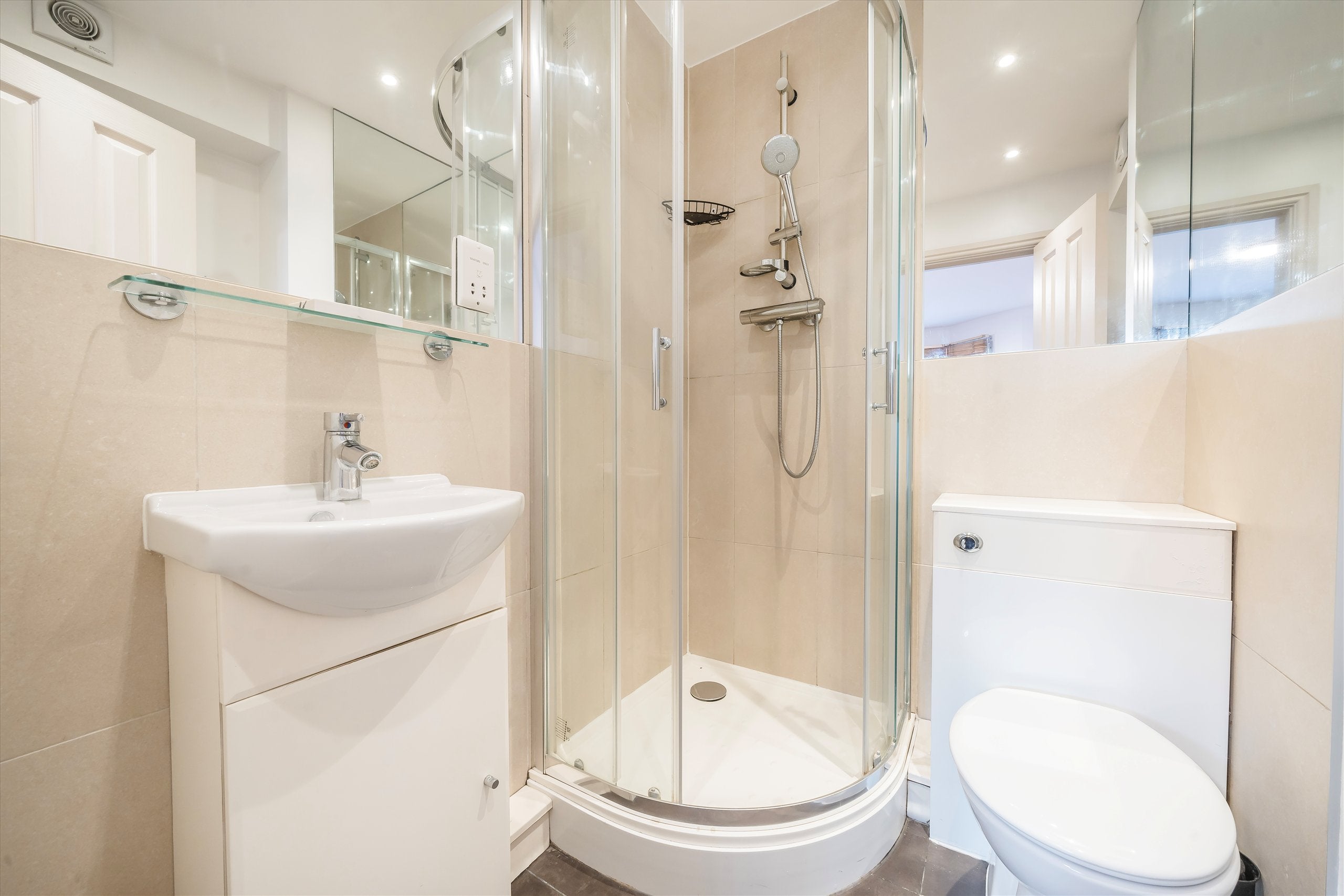 Flat Tadmor Street in Greater London