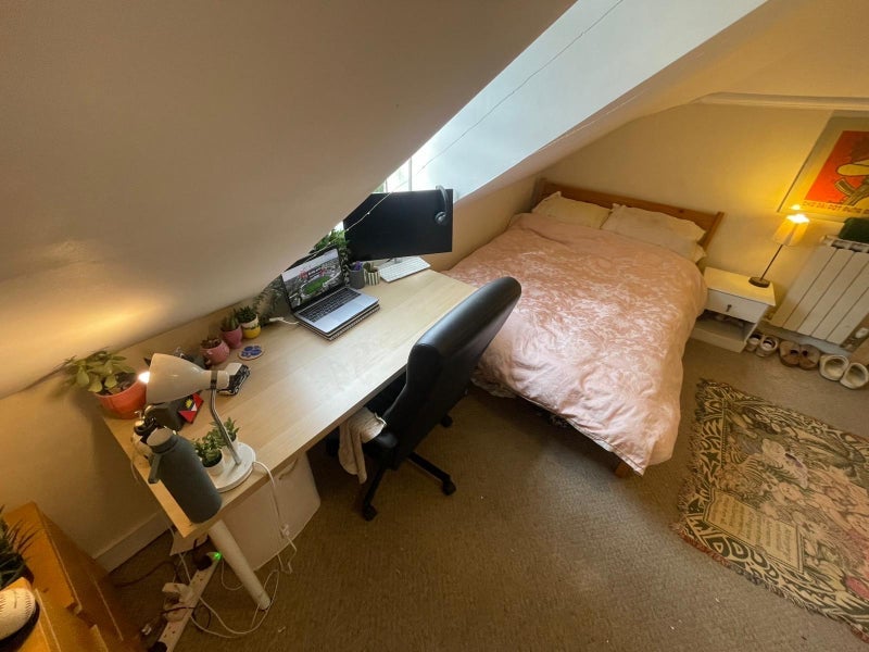 Room Hartham Road in Greater London