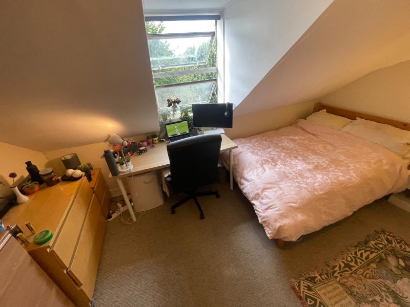 Room Hartham Road in Greater London
