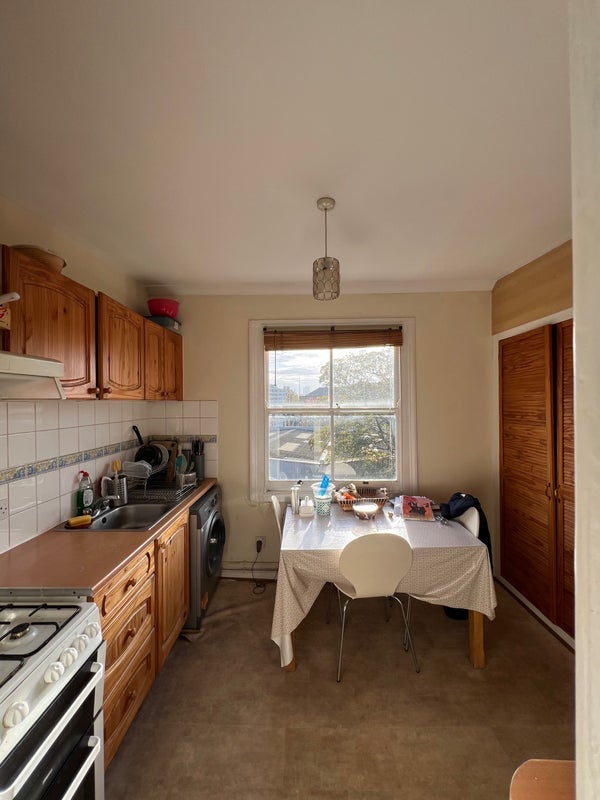 Room Hartham Road in Greater London