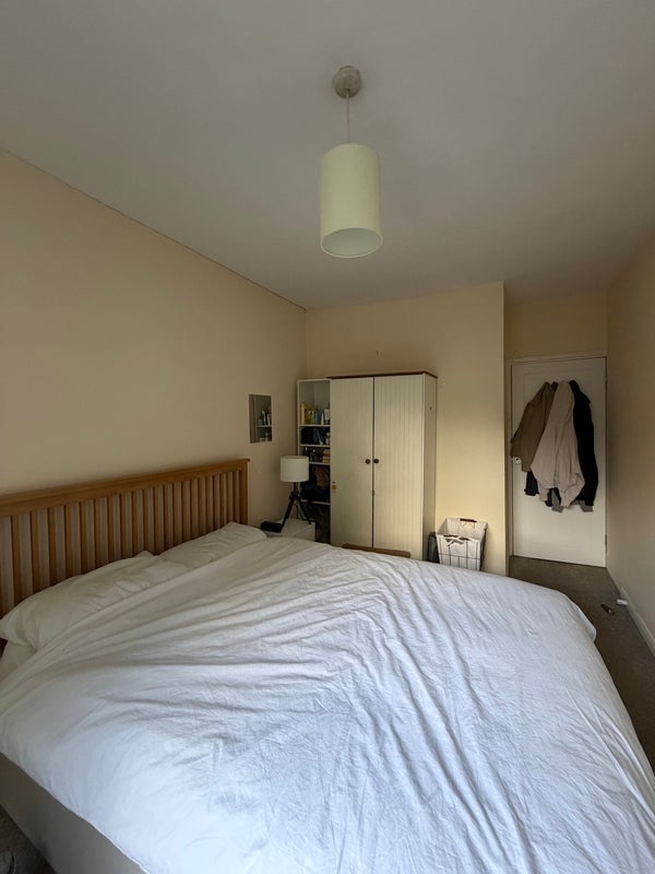 Room Hartham Road in Greater London