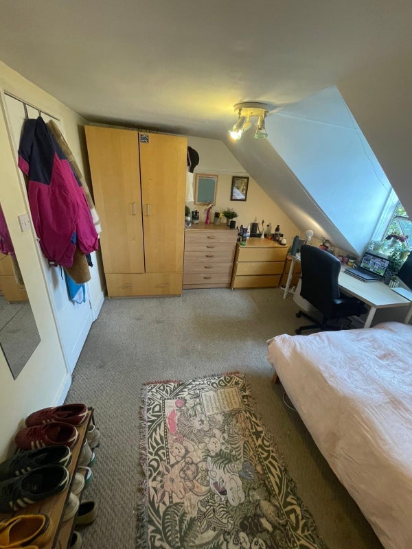 Room Hartham Road in Greater London