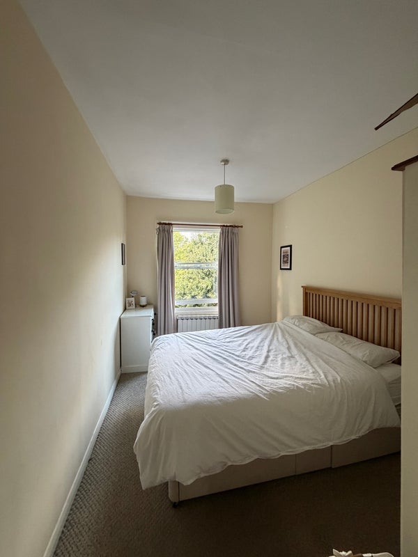 Room Hartham Road in Greater London